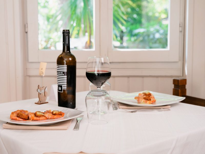 Tavola apparecchiata con vino e piatto accanto alla finestra, La Trinità Ghiffa