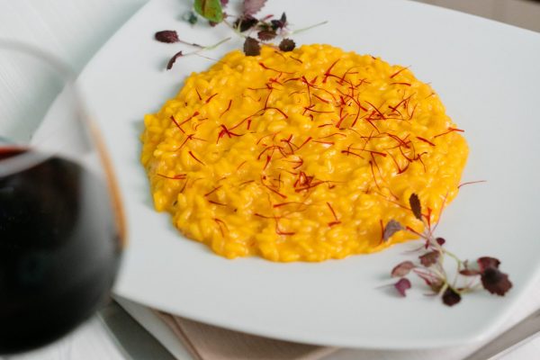 Risotto servito in piatto bianco, La Trinità Ghiffa